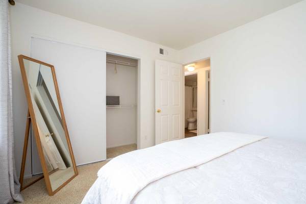 $2,564 / 2br - 1037ft2 - Dishwasher, Spacious Kitchen Pantry, Fitness Center (27303 N. Sara St., Los Angeles, CA)63912983436418121