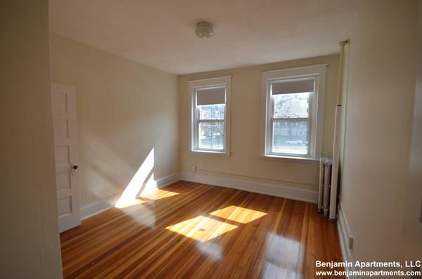 $2,295 / 1br - ** NO FEE ** 1 Split/2 bed off Comm Ave. Close to B Line. (Allston)63810039802369120