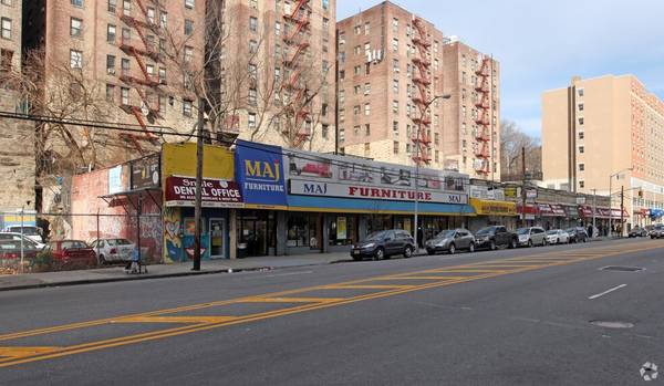 Vented store on Webster Avenue and 170th St ** 1250sf 1
