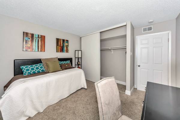$1,125 / 1br - 686ft2 - Window Coverings, Built-In Bookshelves, Range (4500 Sojourn Dr, Addison, TX)63936222577923122