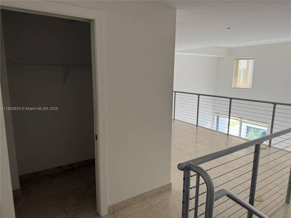 $3,500 / 1br - 1053ft2 - Enjoy Being Steps from Everything from this Fab 1bd! (1060 Brickell- Brickell)64001847493121124