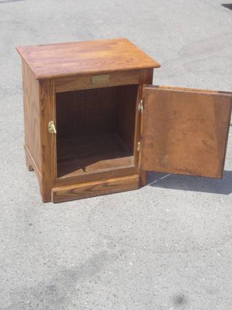 OAK END TABLE - $100 (modesto)63471298977795121