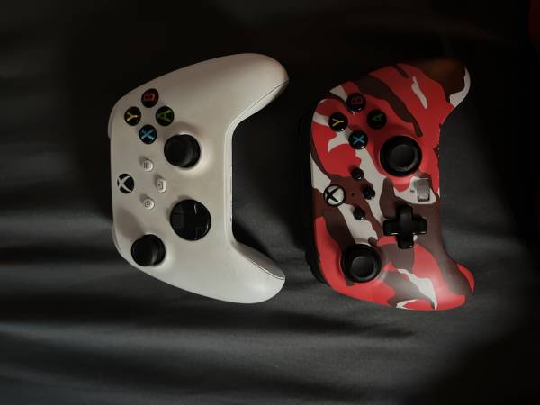 2 XBOX controllers 1