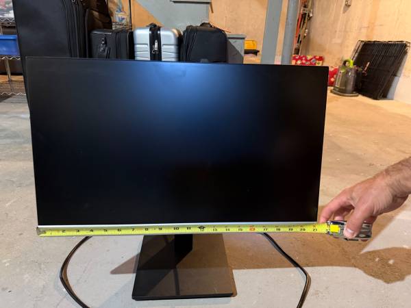 HP Flat Computer Monitors (2) 1