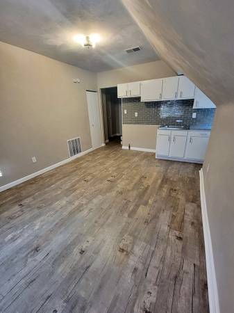 $1,000 / 1br - 415ft2 - Ubicado en , Encimeras de Granito o Piedra, 1/BD 1/BA64013204484098122