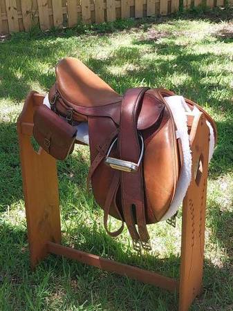 Bates Caprelli 18'' Saddle 1