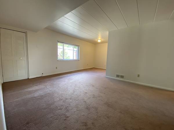 $1,050 / 2br - Stunning 2 BR at the Four Seasons in Quiet Plum Location! CALL TODAY!! (Plum / Monroeville / Oakmont / Penn Hills)64013370247043121