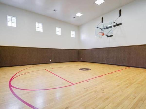 $2,001 / 1br - 883ft2 - Convenient Conference Room, Sparkling Outdoor Pool (Sugarhouse)63670972709123124