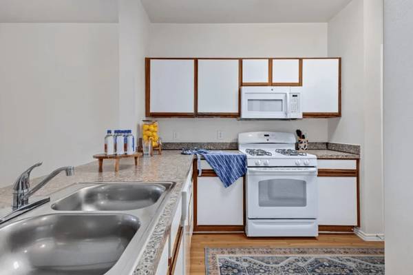 $1,288 / 2br - 918ft2 - Style, space, serenity: 2 BR, 1 BA, 918 Sq Ft homes. (Dickinson)63906678905731124