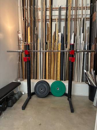 SQUAT RACK, BARBELL AND BUMPER PLATES 1