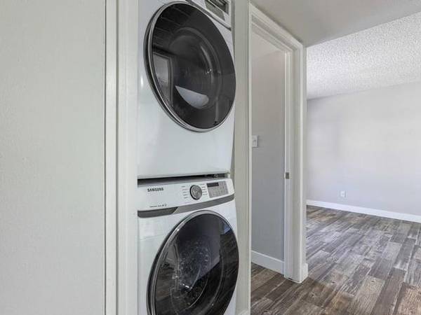 $1,444 / 2br - 950ft2 - Rare Opportunity: 2 BR/2 BA Gem with New Roof & Exterior Paint (West Phoenix)64024998357507121