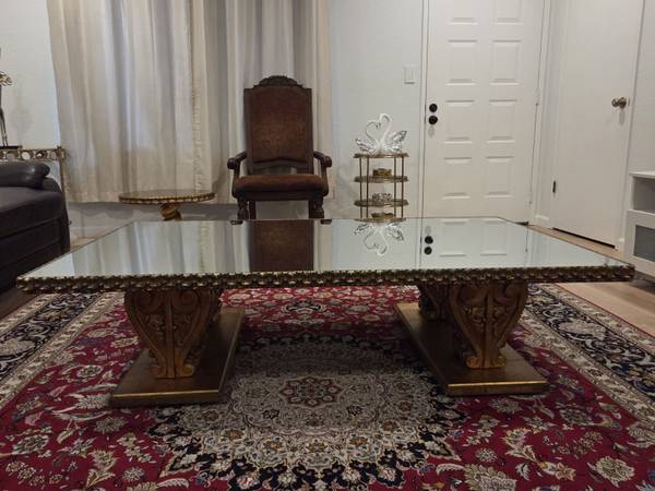 Coffee Table With Mirrored Surface 1
