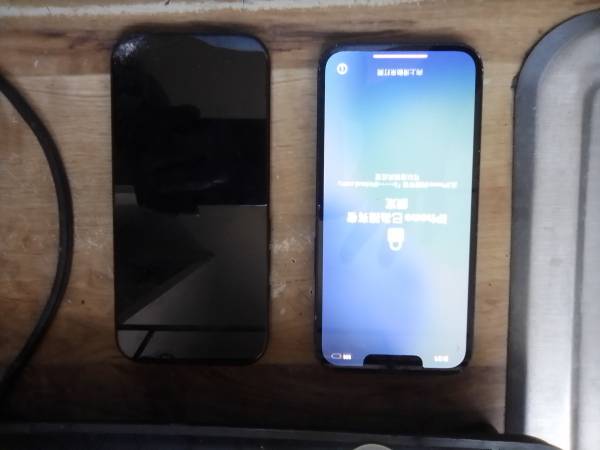 2 iPhones 1