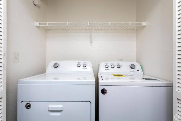 $1,845 / 2br - 998ft2 - Well-Appointed Baths, Fitness Center, Business Center (Located in Northwest Fresno, Fig Garden loop district.)63798509688321121