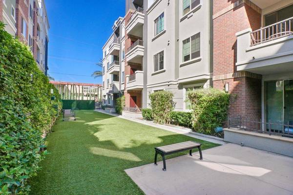 $4,649 / 2br - 1126ft2 - Central air conditioning and heating, Pet friendly (West Los Angeles)63701111396611122
