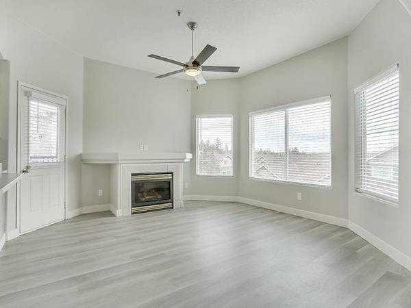 $1,445 / 1br - 725ft2 - Gas fireplace and Extended Closets, Garage Parking (1319 SE Ellsworth Rd, Vancouver, WA, 98664)63841709230339122