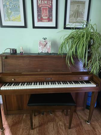 Baldwin console piano 1