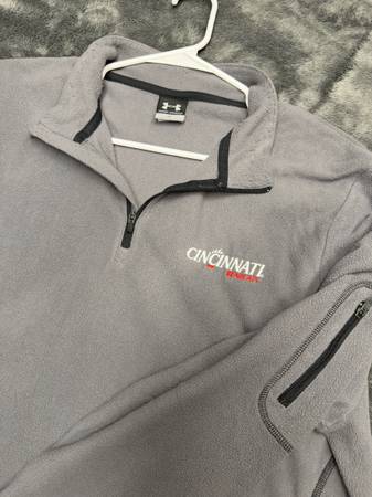 Awesome Grey Under Armour University Cincinnati 1/4 Zip Fleece in men’s large 1