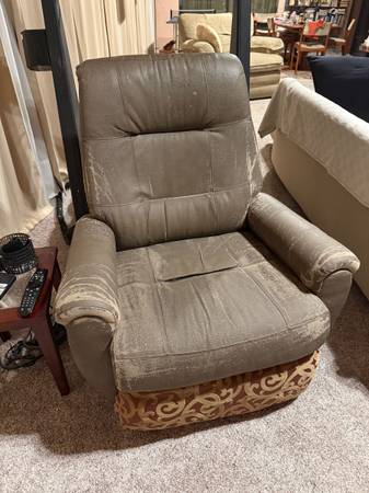 electric recliner works great needs recovering 1