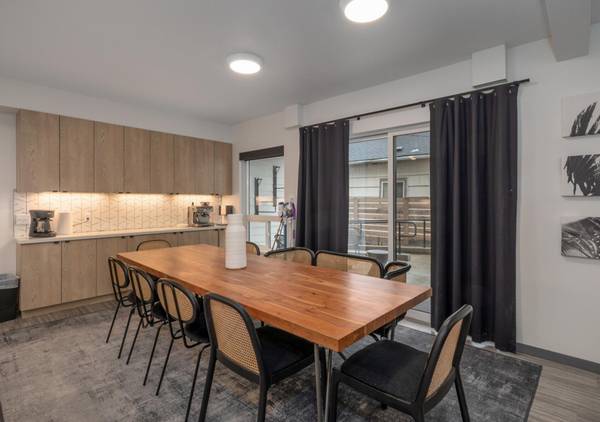 $700 / 1br - AHORA con 8 SEMANAS GRATIS + Comunidad de Convivencia con Patio, Chimenea (Barrio Rose City Park)63672582567425123
