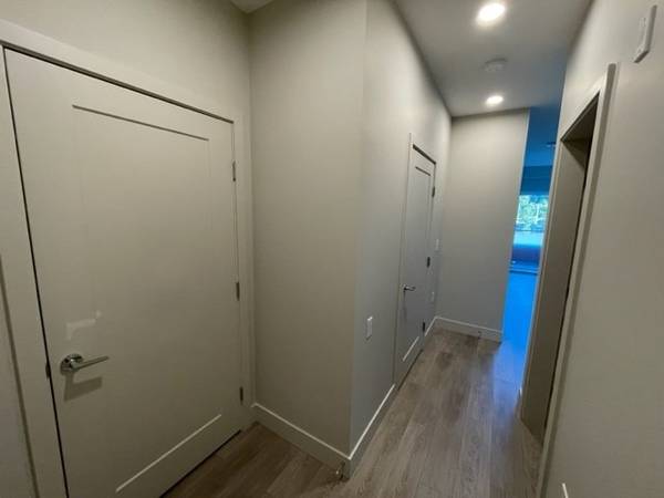 Bright 1BR+Den/2BA/Full size W&D/Walk in shower/On site management 1