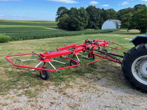 Farm King 19 Ft Tedder w/Hyd Fold & Hyd Tilt. 1
