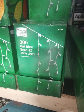 Home Accents 200 cool white Led Dome Icicle Lights 1
