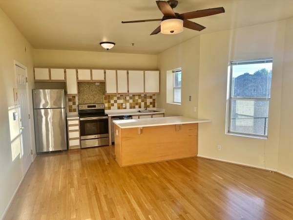 $1,450 / 1br - 550ft2 - * * TOP FLOOR / CORNER  * VIEW * * (2018 NW Everett / NW / Northwest)63820882939651121