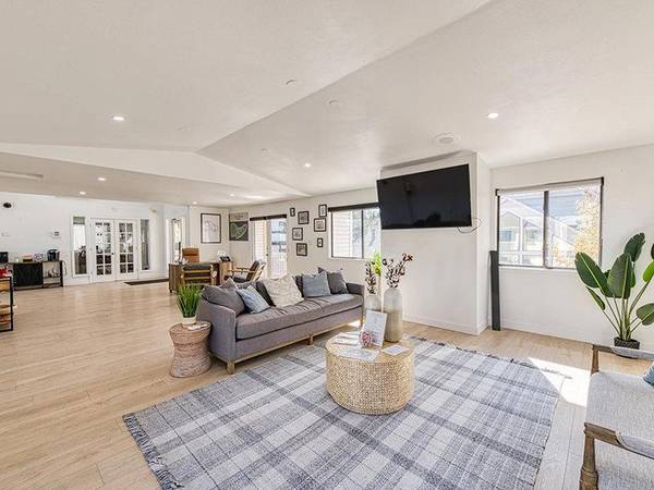 $1,389 / 1br - 644ft2 - Courtyard, Courtyard Views, Ceiling Fan, Sundeck (Colorado Springs Central by University Park South of Ac)63686653219073121