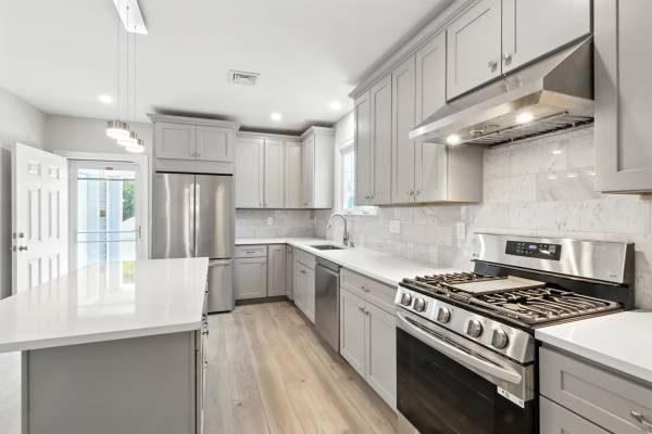 $5,000 / 5br - 2000ft2 - Modern 5-Bedroom Apartment w/ Parking and In-Unit Laundry Near Boston (Malden)64034776913666120