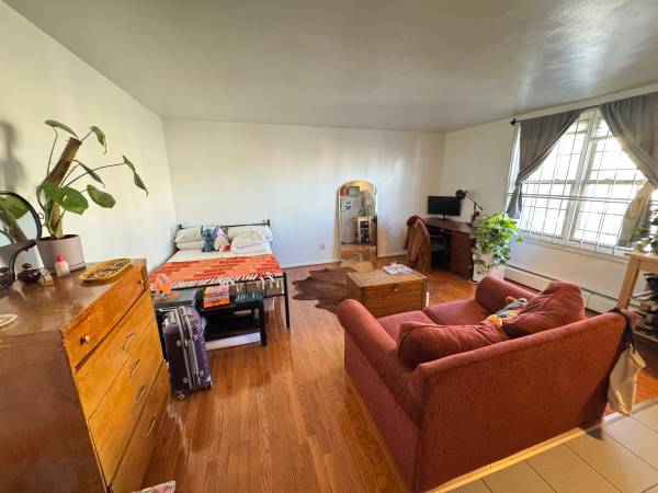 $1,550 Available Now! Cozy, sunny, quiet studio apt downtown! (New Haven)64010164074371120