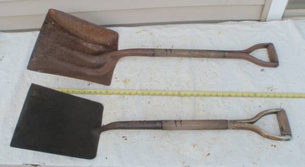 2 Flat Edge Shovels w D Shape Handles 1