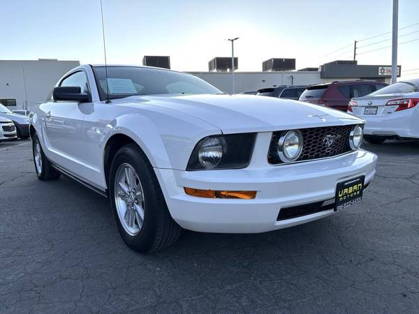 2007 *Ford* *Mustang* *V6 Deluxe 2 puertas Fastback* Blanco - $8.995 (Urban Motors)63470760132355124