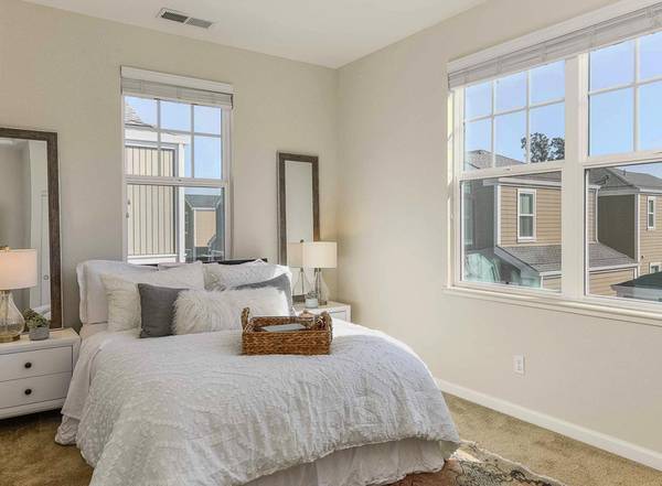 $3,595 / 3br - Short Drive to Sonoma Wine Country - Sophisticated 3 Bedroom (Petaluma)63847326155009123