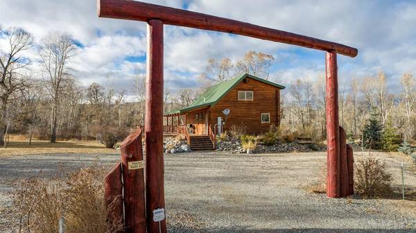 $120 / 3br - Impresionante paisaje de Wyoming. Cabaña de troncos frente al río. Relájese o explore (Meeteetse, WY)63829654818049121