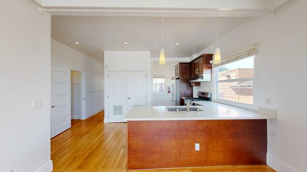 $4,345 / 1br - 586ft2 - Gorgeous 1BR with with Lots of Light and Good Views! Unit 1340-011 (nob hill)64045028560259124