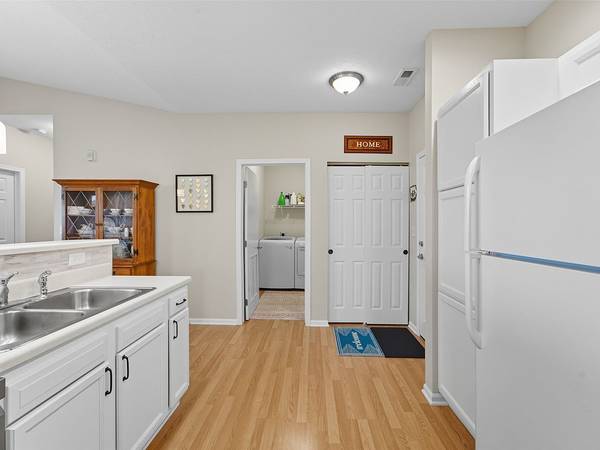 $176,900 / 2br - 1105ft2 - "Modern Condo: Fresh Paint, Private Deck, Pool Access!" (Waukee)64308412676738124