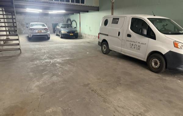 $600 $600 Estacionamiento cubierto mensual o a largo plazo (2 vehículos o 2 comerciales) (Astoria)63684745374211122