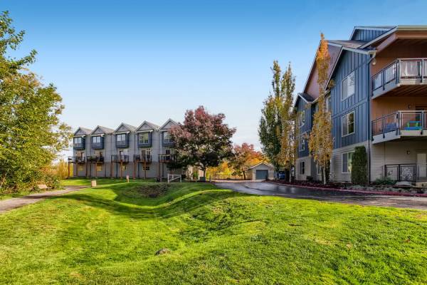 $2,315 / 2br - 1334ft2 - Lakefront Townhome With Ample Square Footage! PLUS 2-Car Garage! (Fairview, OR)63831682747523121