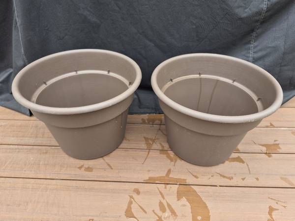 2 Brown Plastic Flower Pots 1