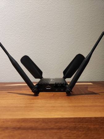 Cradlepoint LBR600B-LP4 Wireless Router 1