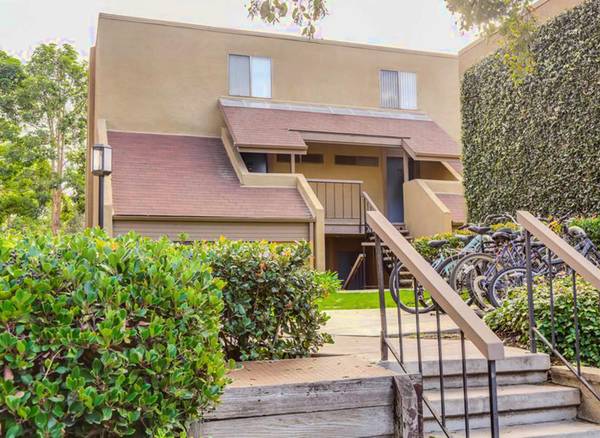 $2,445 / 1br - Upscale Nearby Dining & Shops, AC & Fans + One Bedroom (UTC)64037218463746123