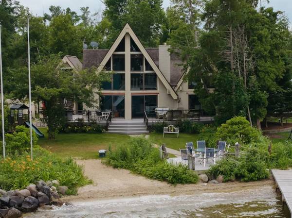 Serenity Shores on Lake Skegemog~ Boat, Ski & Sip! 1