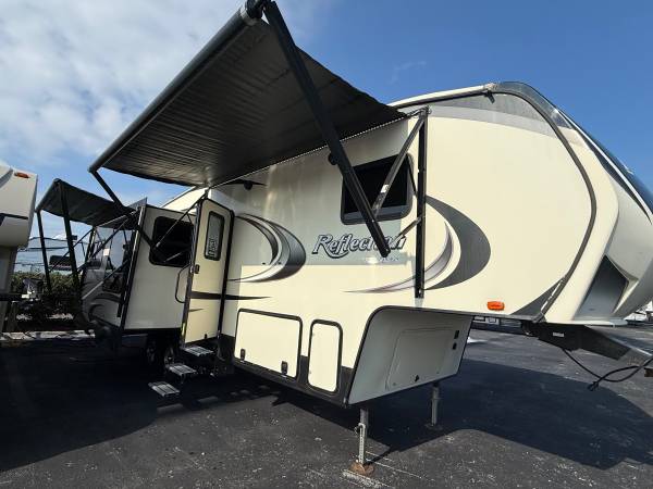 2018 reflection 32ft 5th wheel 3 slides sleeps 4 1