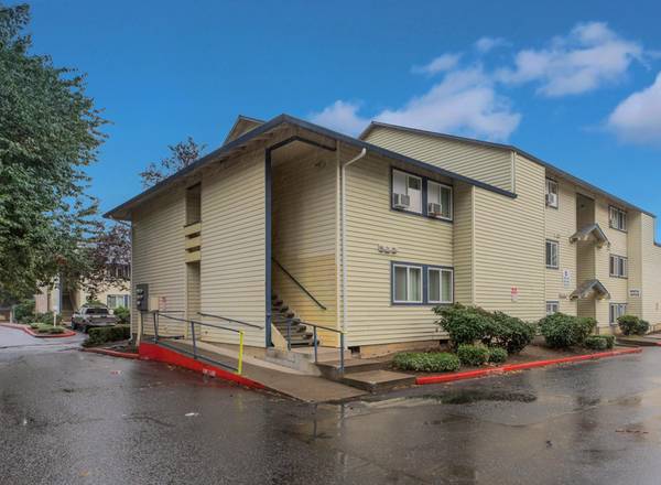 $1,450 / 2br - Very Walkable Area, Seasonal Pool, Onsite Management + Easy Transport (Rockwood Area)63914741090307122