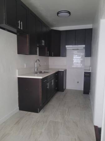 $1,450 / 500ft2 - Large Studio mid wilshire 2nd floor (Mid wilshire)63701034548737123