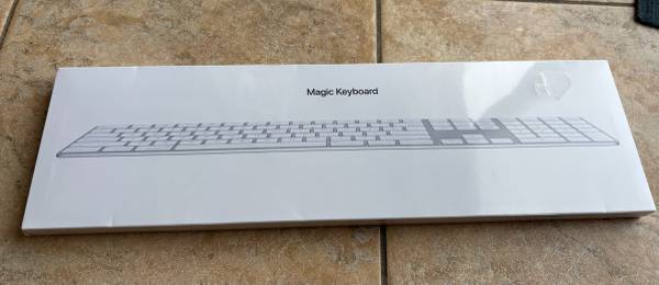 Apple keyboard with numeric pad - brand new 1