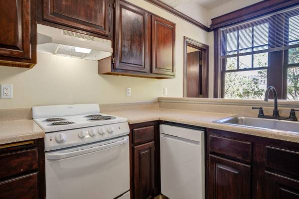 $1,325 / 625ft2 - Hardwood Floors, Elevator, On-Site Management (411 SW 12th Ave, Portland, OR)63820848992771121