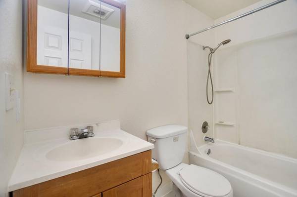 $1,195 / 1br - 590ft2 - Convenient Freeway Access, Hardwood Flooring, Park Like Setting (Lakewood)63850756769281122