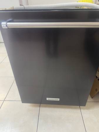 KITCHENAID / BLACK STAINLESS STEEL DISHWASHER 1